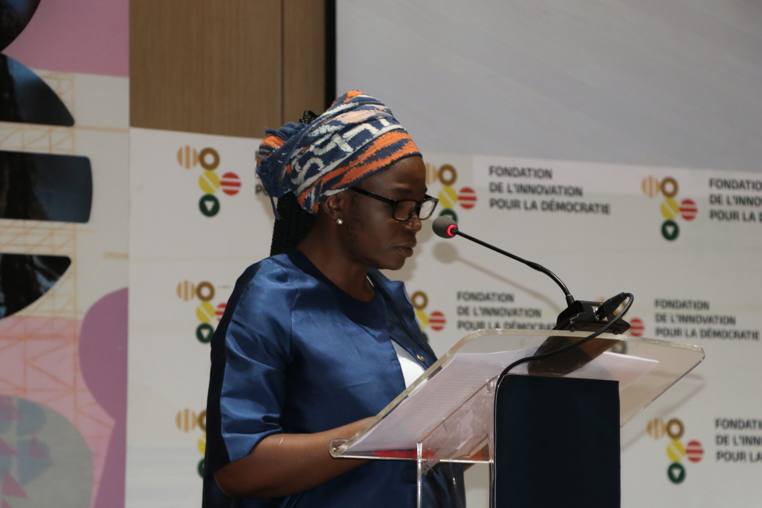 Professeure Nadine Machikou en conférence aux Premières Assises Africaines de la démocratie.