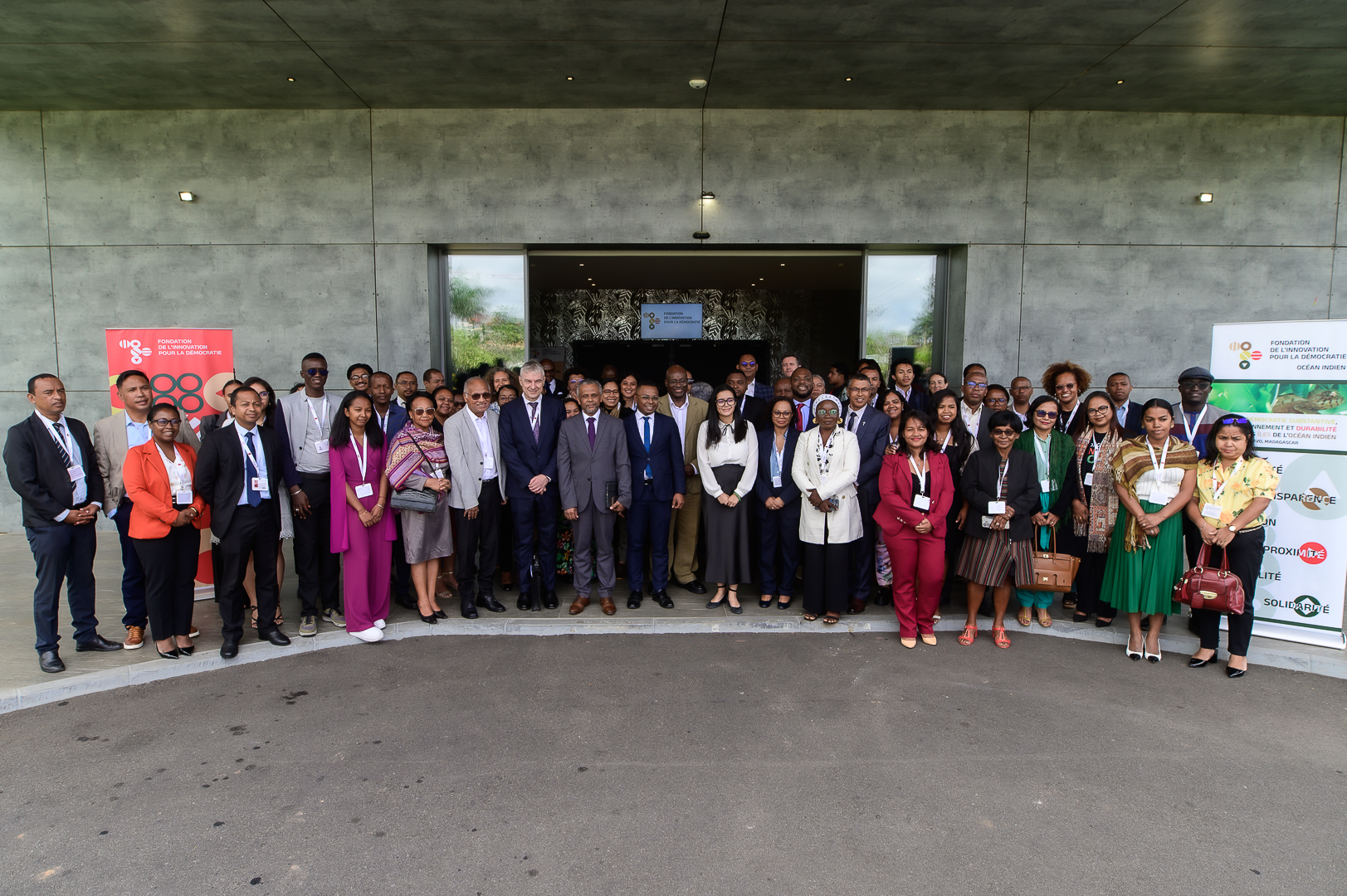 Un moment clé de la conférence de lancement réunissant des autorités, chercheurs, membres de la société civile et acteurs du secteur privé, engagés dans des discussions cruciales sur la démocratie, l’environnement et la durabilité dans les îles de l’Océan Indien.