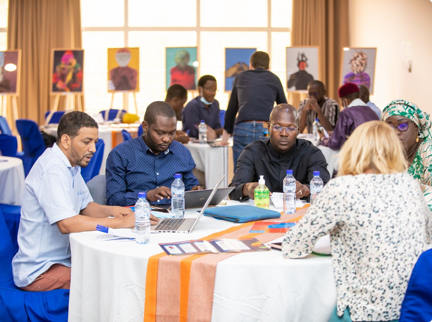 Fondation de l’innovation pour la démocratie Autour de la romancière Hemley Boum Les arts de la démocratie en Afrique. Les écritures plurielles du politique Rencontres d’Abidjan, 21-24 mai 2025